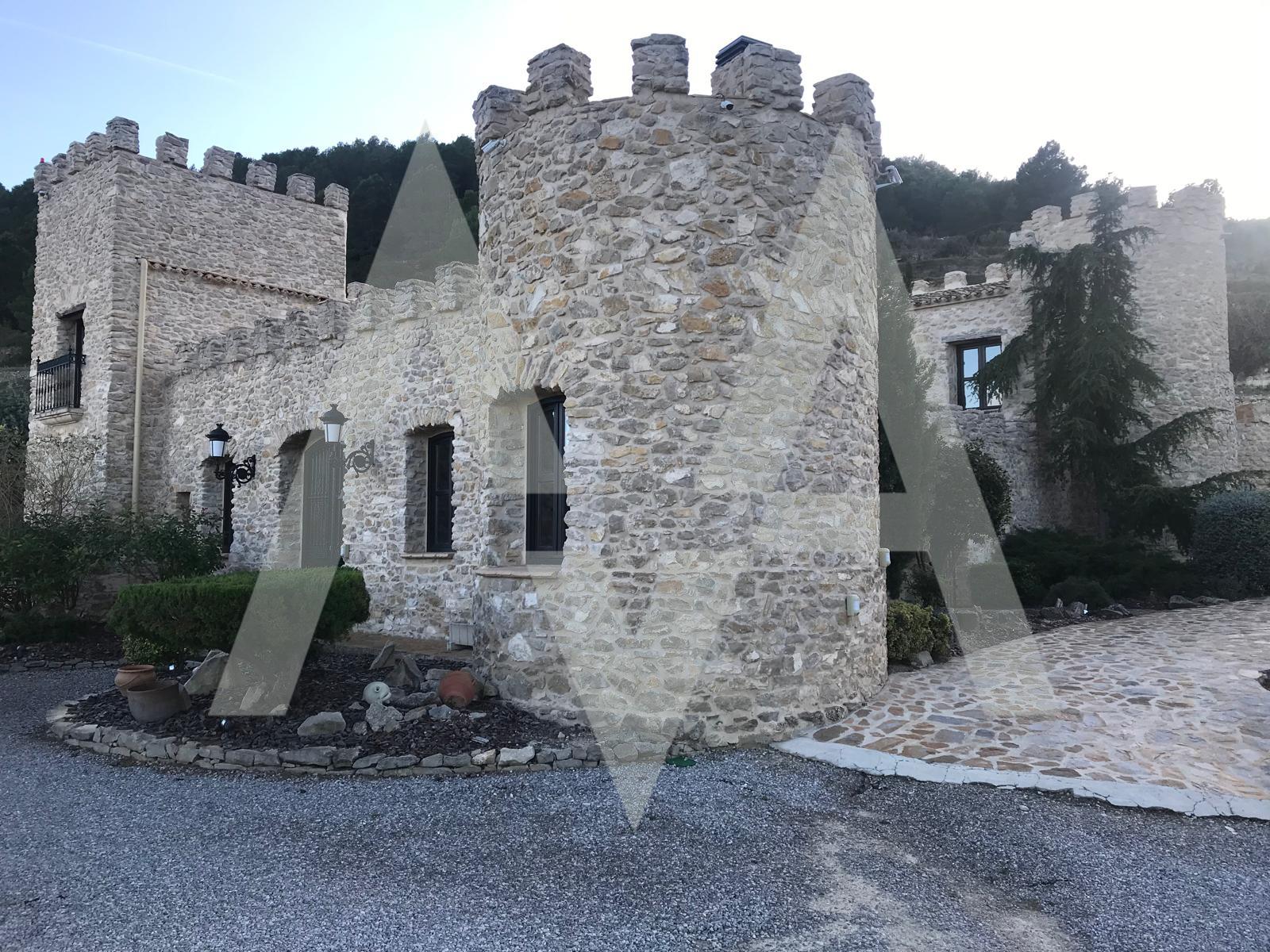 Click here to view more photos Click here to view more photos