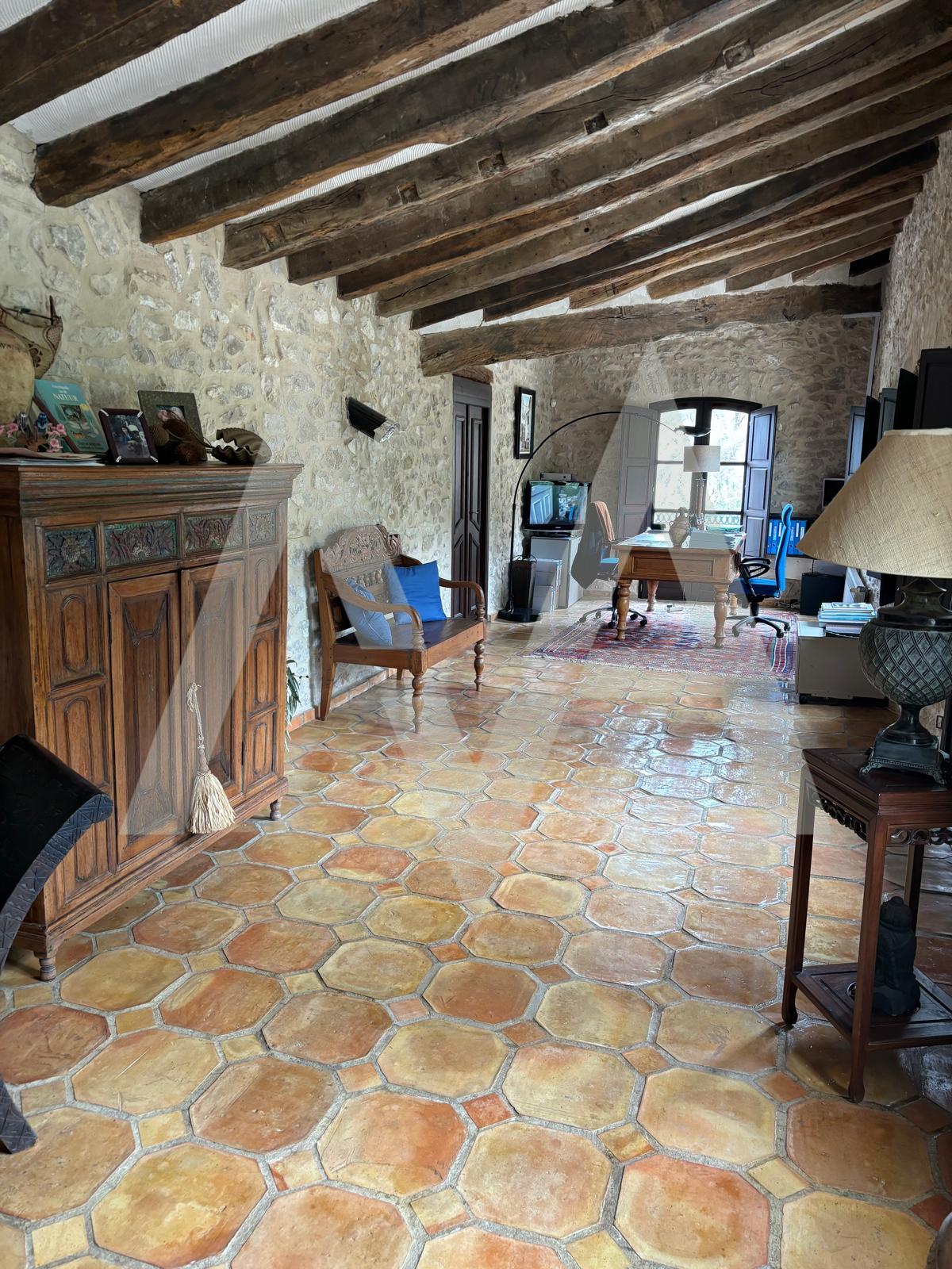 Click here to view more photos Click here to view more photos