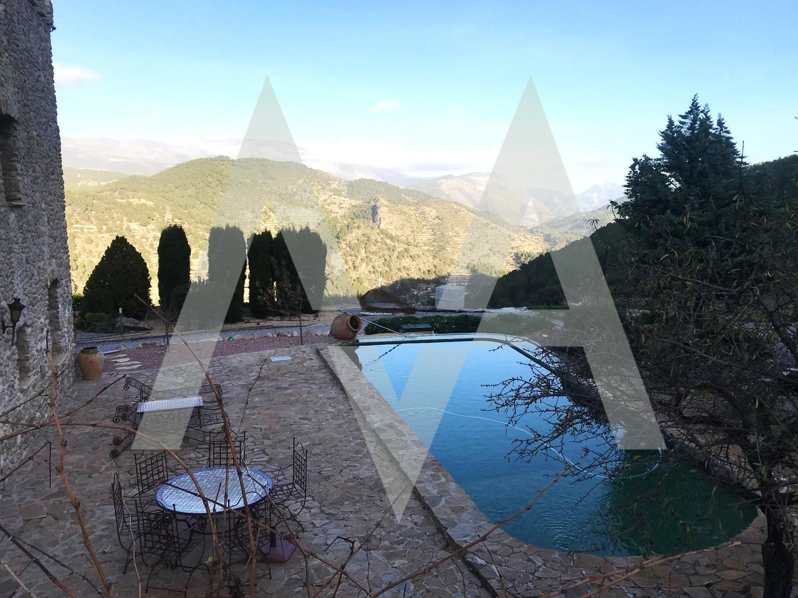 Click here to view more photos Click here to view more photos