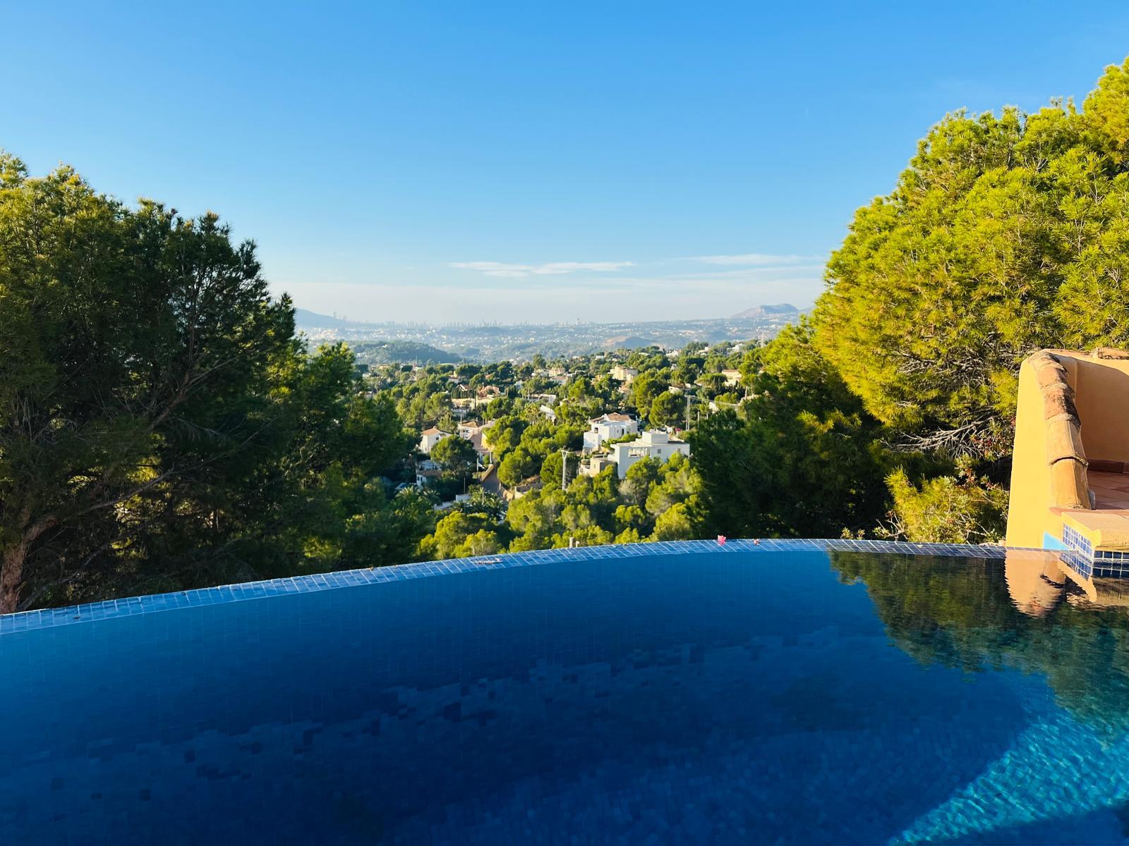 Click here to view more photos Click here to view more photos