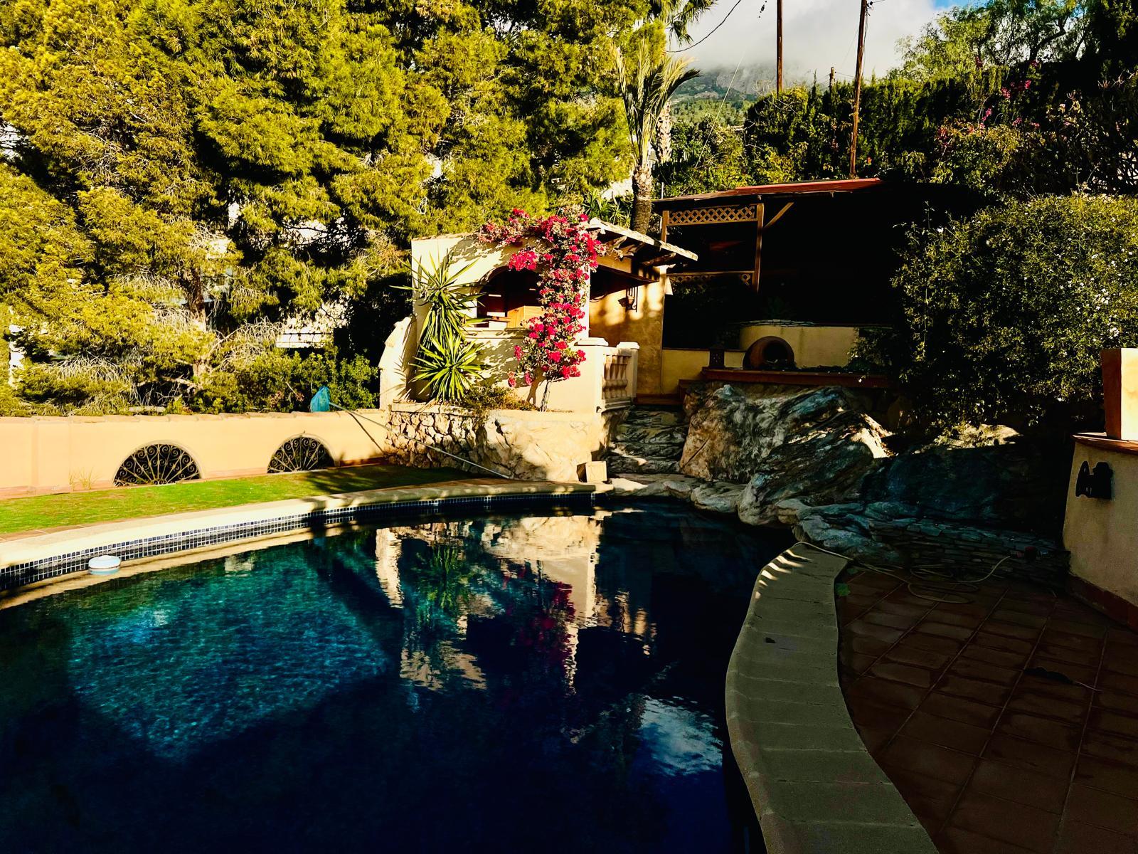 Click here to view more photos Click here to view more photos